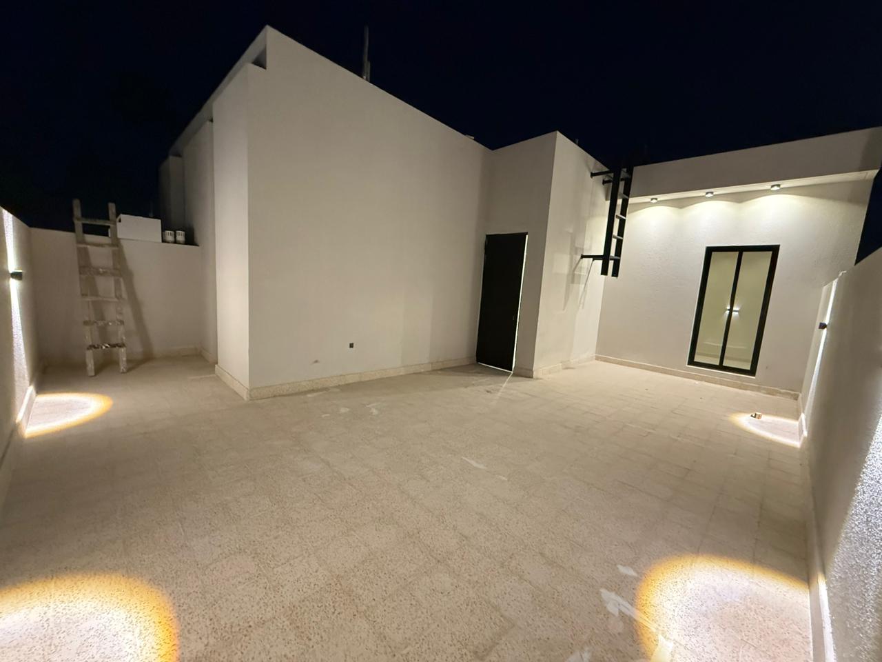 تاون هاوس أول بحي العزيزية  جنوب الرياض