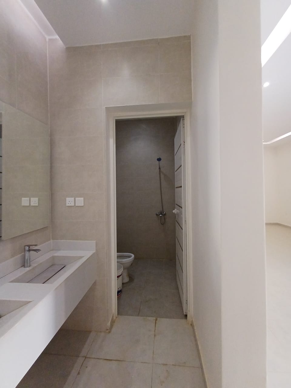 دور أول مع ملحق للبيع بمساحة 275م