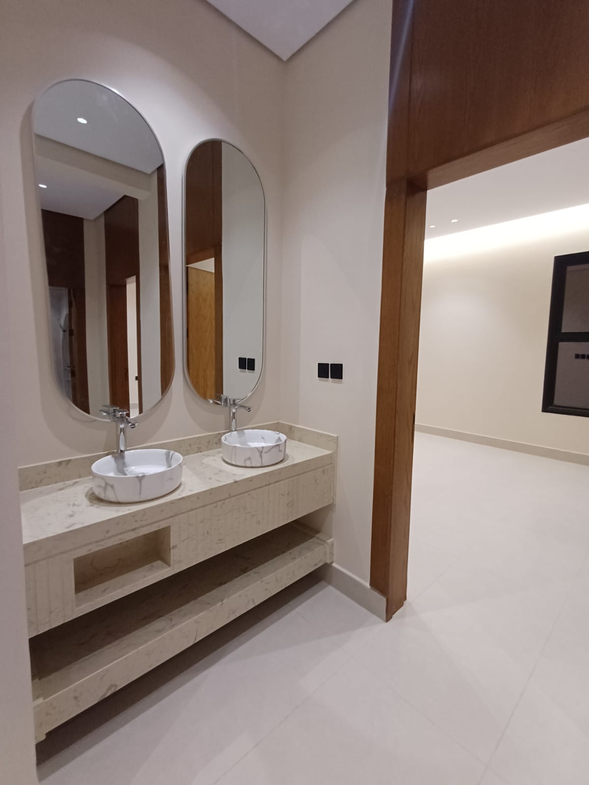 دور أول مع شقة بحي الرمال شرق الرياض